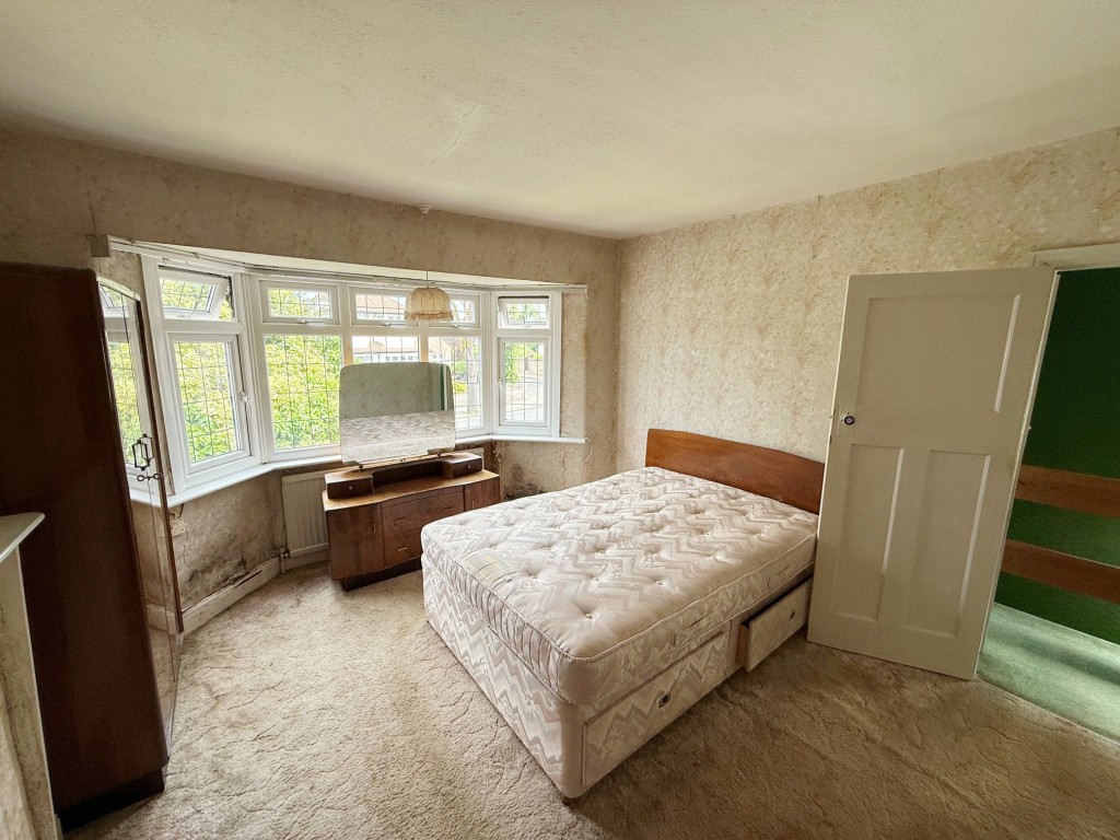 Lot: 90 - SEMI-DETACHED HOUSE FOR IMPROVEMENT - Bedroom one with bay window to front